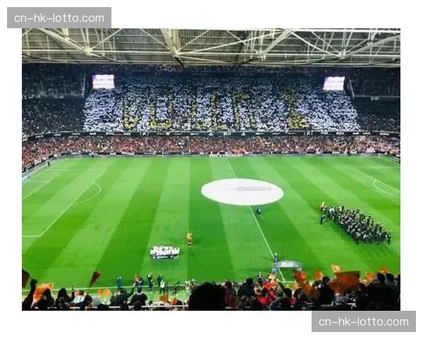 场边：贝蒂斯主场球迷用巨大TIFO致敬华金退役一周年