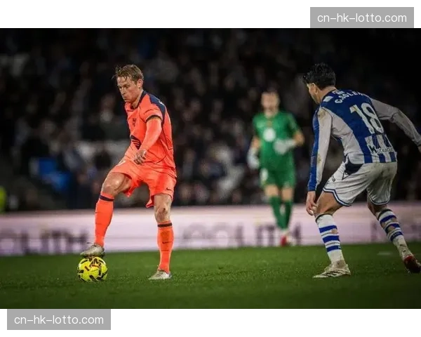 镜头捕捉：皇家社会进球后，久保建英与队友复刻经典庆祝动作