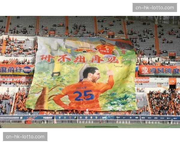 花絮：莱比锡球迷在北看台展示巨型TIFO，致敬即将离队的队长奥尔班